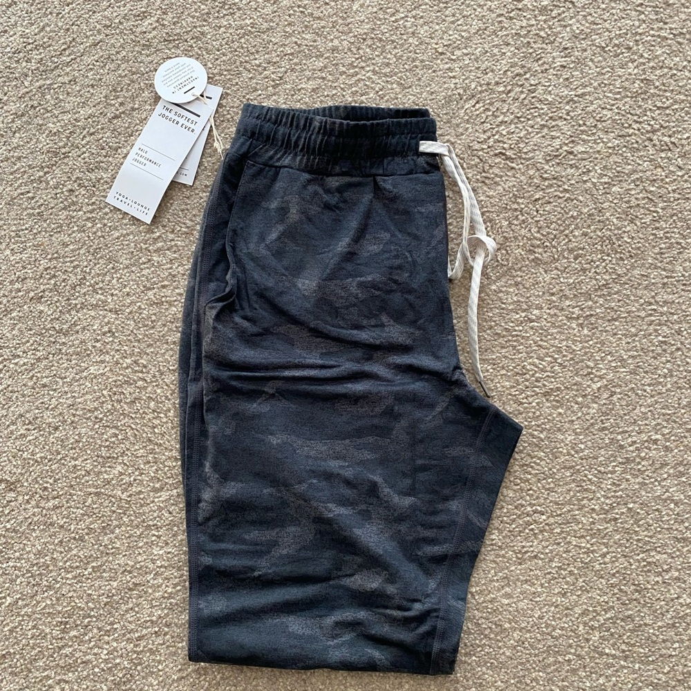 Vuori performance Halo jogger. Size M